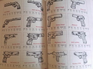 Uma das páginas que contem detalhes sobre as armas que se podem usar no jogo.